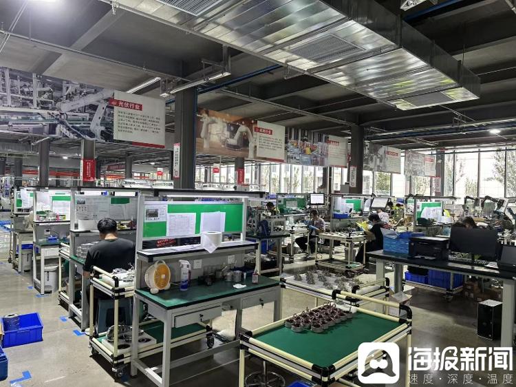 海报观察把机器人发布会搬进珞石车间！看山东如何描绘“智造强省”新图景