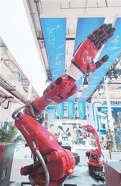 从“循规蹈矩”到“眼明手快”——2025世界机器人大会解码工业机器人跃迁(图2)