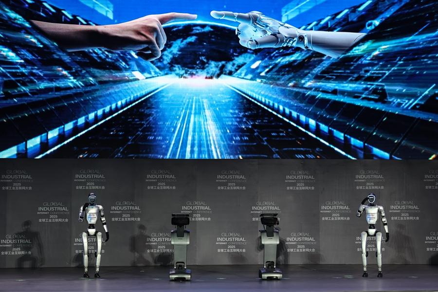 新华网财经观察丨从“秀场”到“工厂”机器人工业应用加速