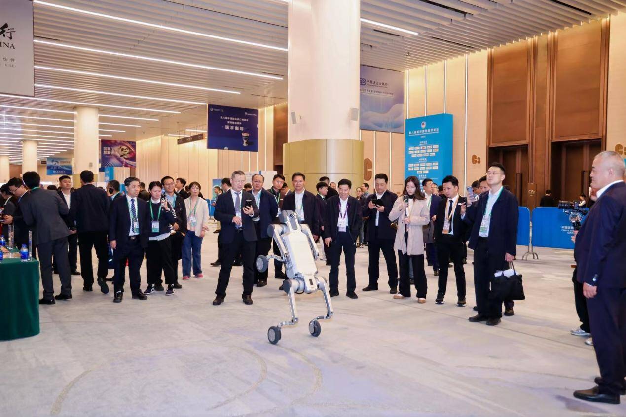 从进博会上的机器人看山东智造如何赢得跨国公司青睐(图2)